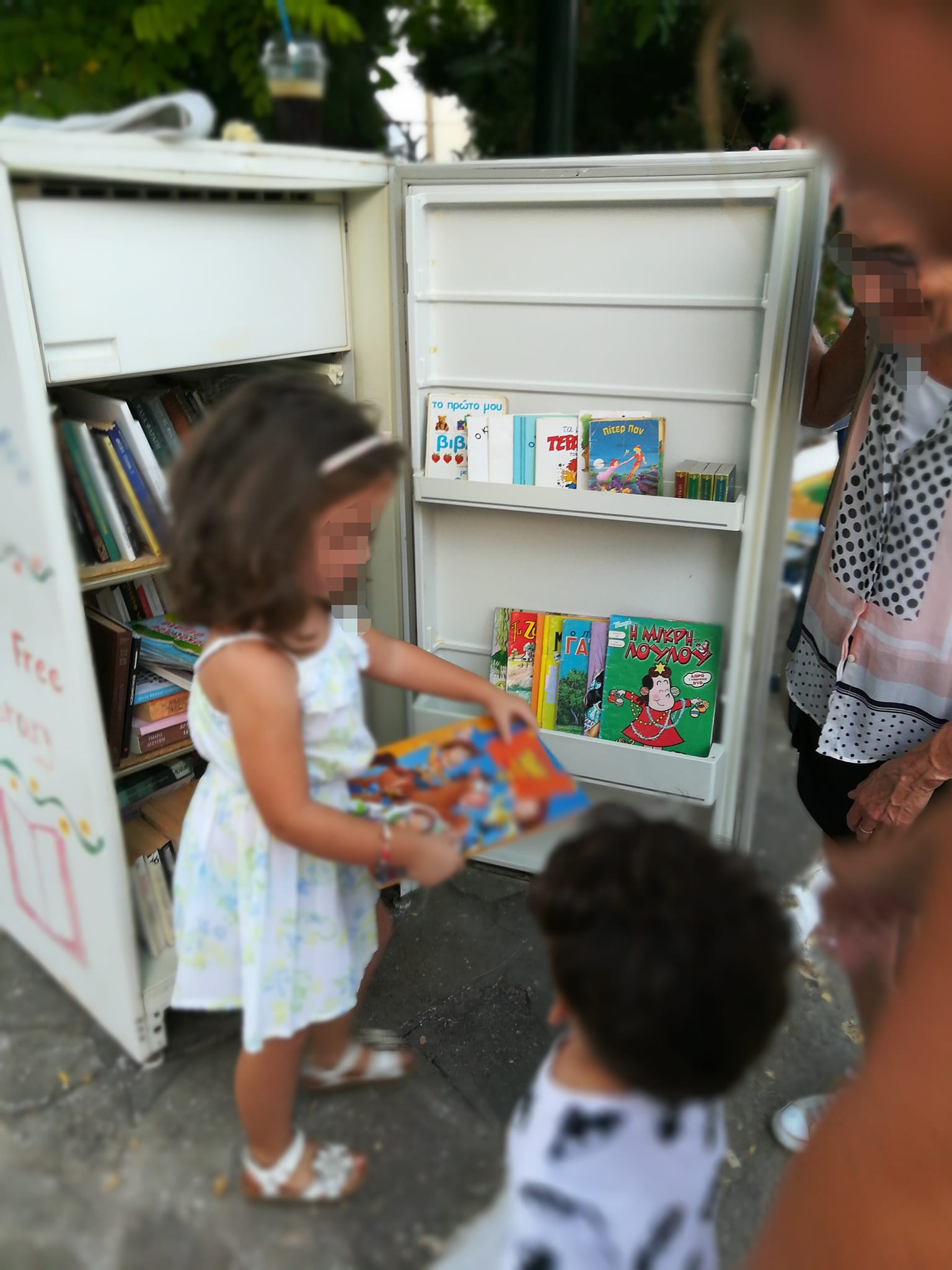 “Τα ψυγεία της γνώσης”. Εγκαινιάστηκε η πρώτη ανταλλακτική βιβλιοθήκη στα Καλύβια Λιμεναρίων (31/8/2022).