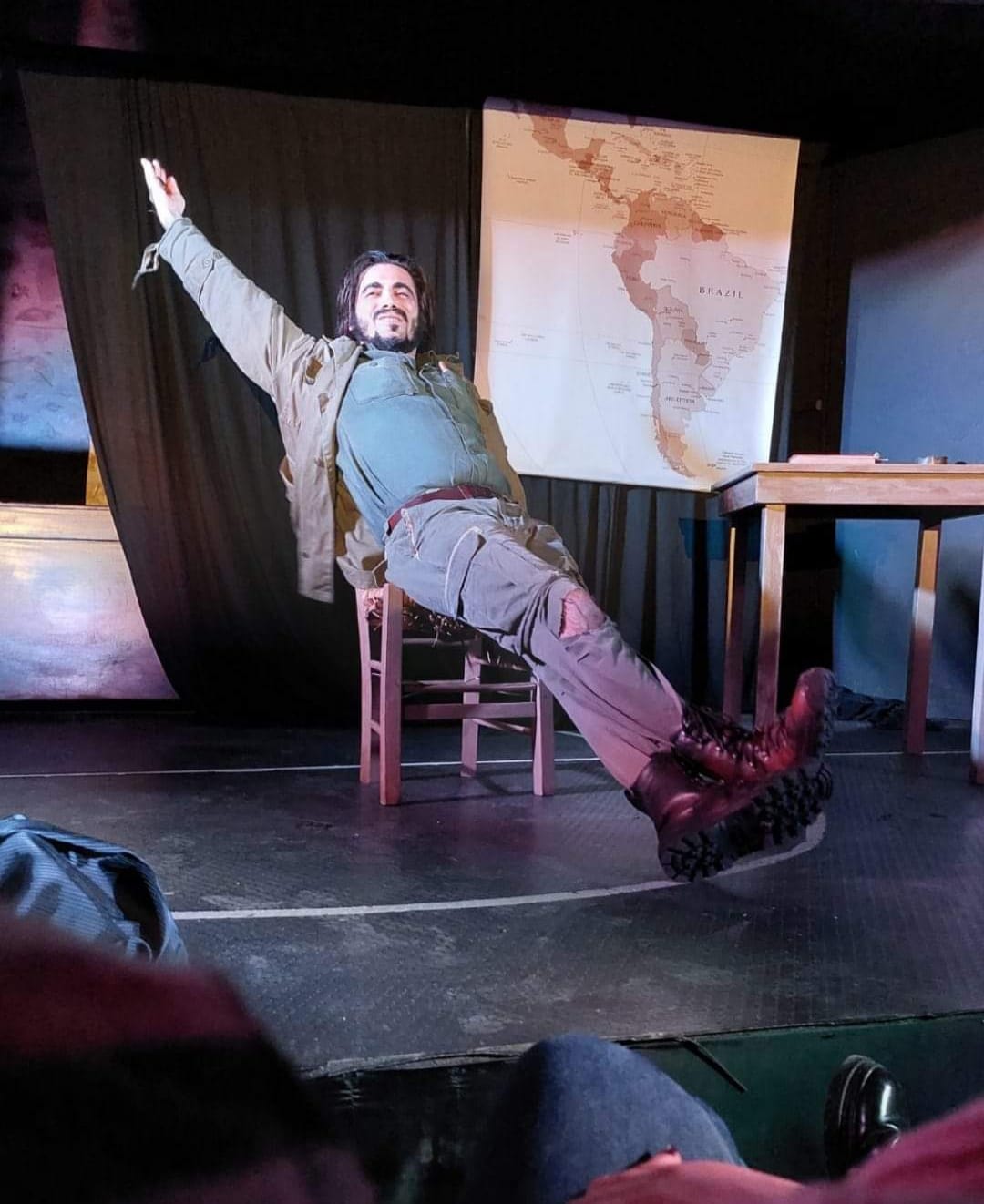 Παγκόσμια ημέρα Θεάτρου με εικόνες από την παράσταση ” el CHE ” σε κείμενα και καταπληκτική ερμηνεία του Βασίλη Κυριάκου και σκηνοθεσία Γιάννη Σταματίου.