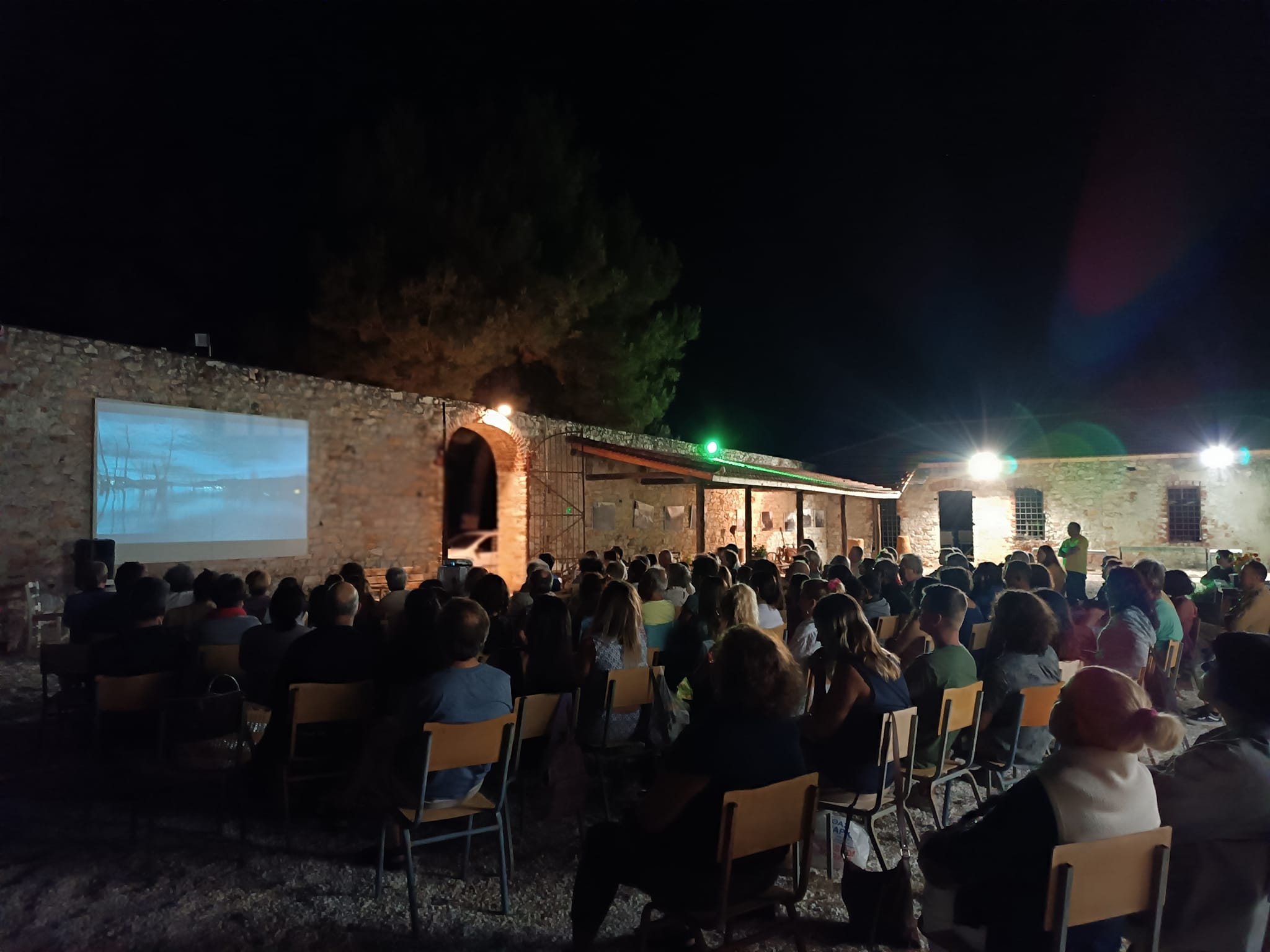 Προβλήθηκε η ταινία “Πίσω από τις Θημωνιές” της Ασημίνας Προέδρου.